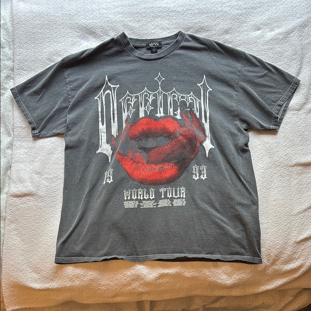 Gray Graphic Tee with Red Lips Design